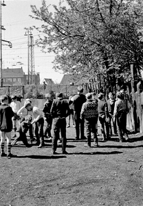 55655 Gezicht op het speelterrein met spelende kinderen naast het pand 1e Daalsedijk 102 te Utrecht.